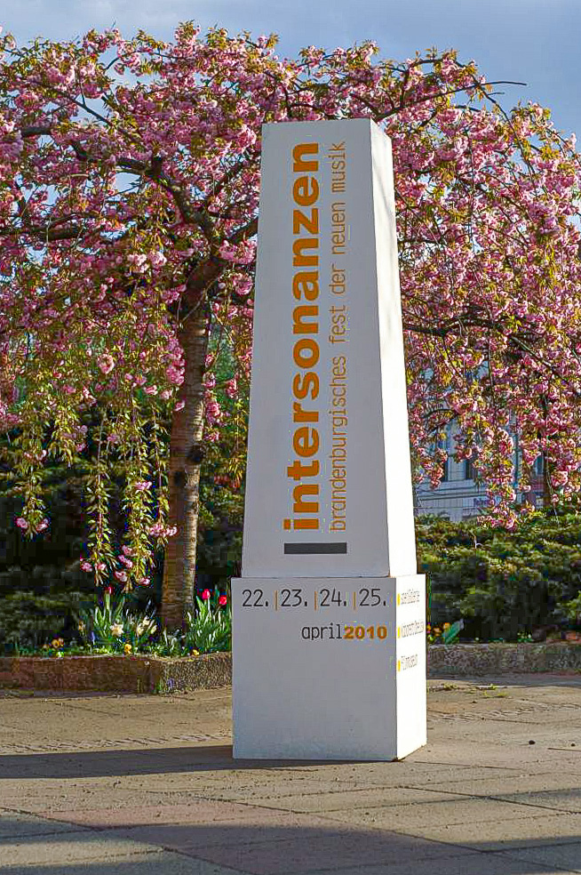 medien/logos/20100422_werbetraeger-platz-der-einheit_intersonanzen_b.kumar.jpg